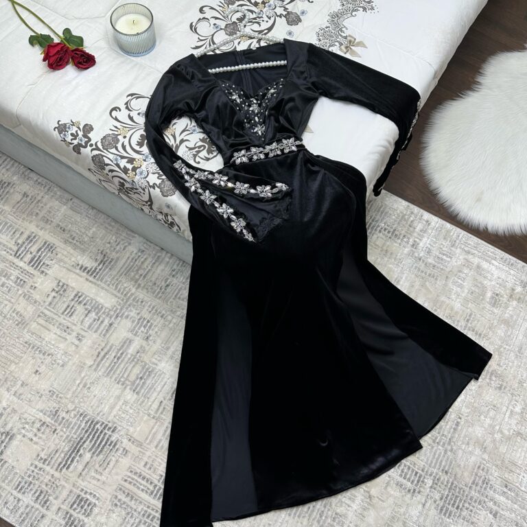 ⁦فستان مخمل اصلي+ تطريز يدوي⁩ - الصورة ⁦2⁩