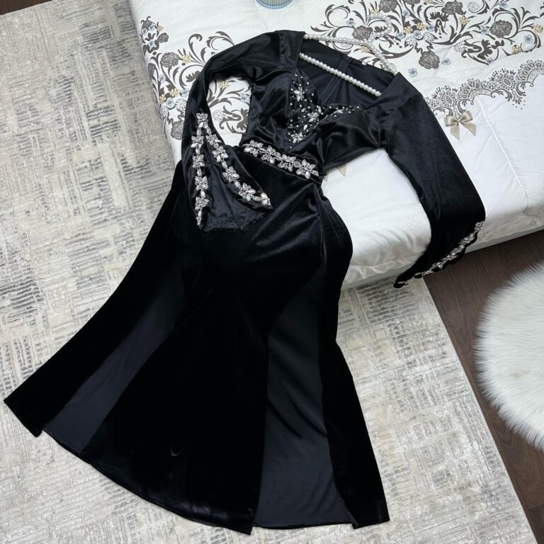 ⁦فستان مخمل اصلي+ تطريز يدوي⁩ - الصورة ⁦4⁩