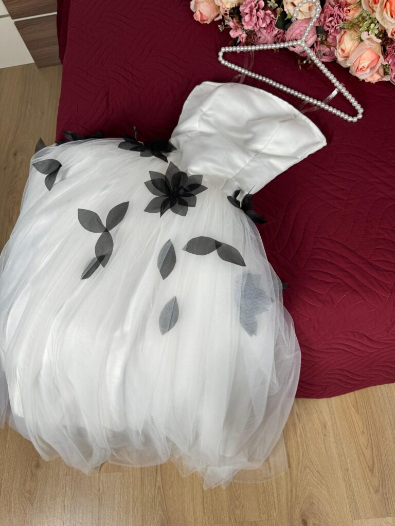 ⁦فستان سهرة لون اوفوايت⁩ - الصورة ⁦4⁩