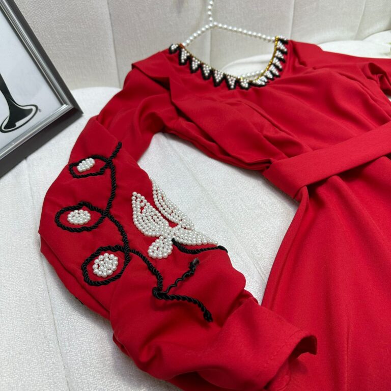 ⁦فستان سهرة لون احمر⁩ - الصورة ⁦3⁩