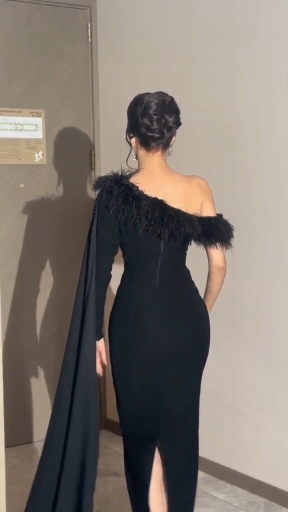 ⁦فستان سهرة اسود كم طويل بالجنب⁩ - الصورة ⁦5⁩