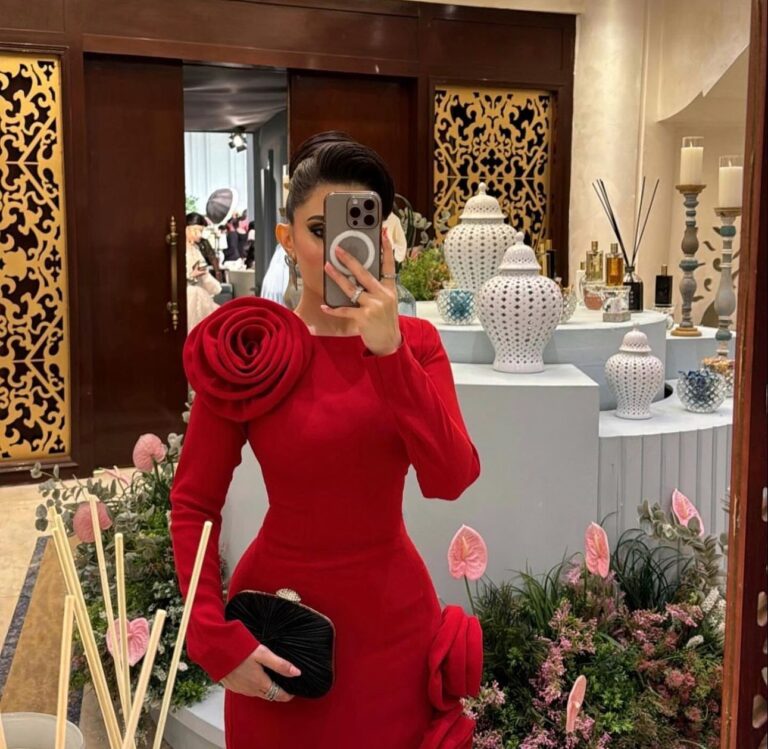 ⁦فستان سهرة لون أحمر⁩ - الصورة ⁦3⁩
