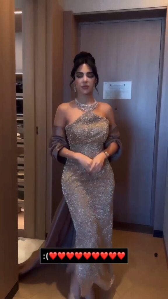 ⁦فستان فخم بذيل طويل⁩ - الصورة ⁦2⁩