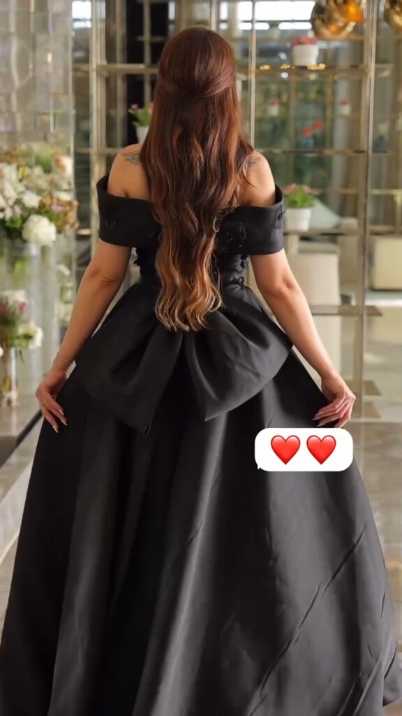 ⁦فستان أسود بذيل طويل⁩ - الصورة ⁦5⁩