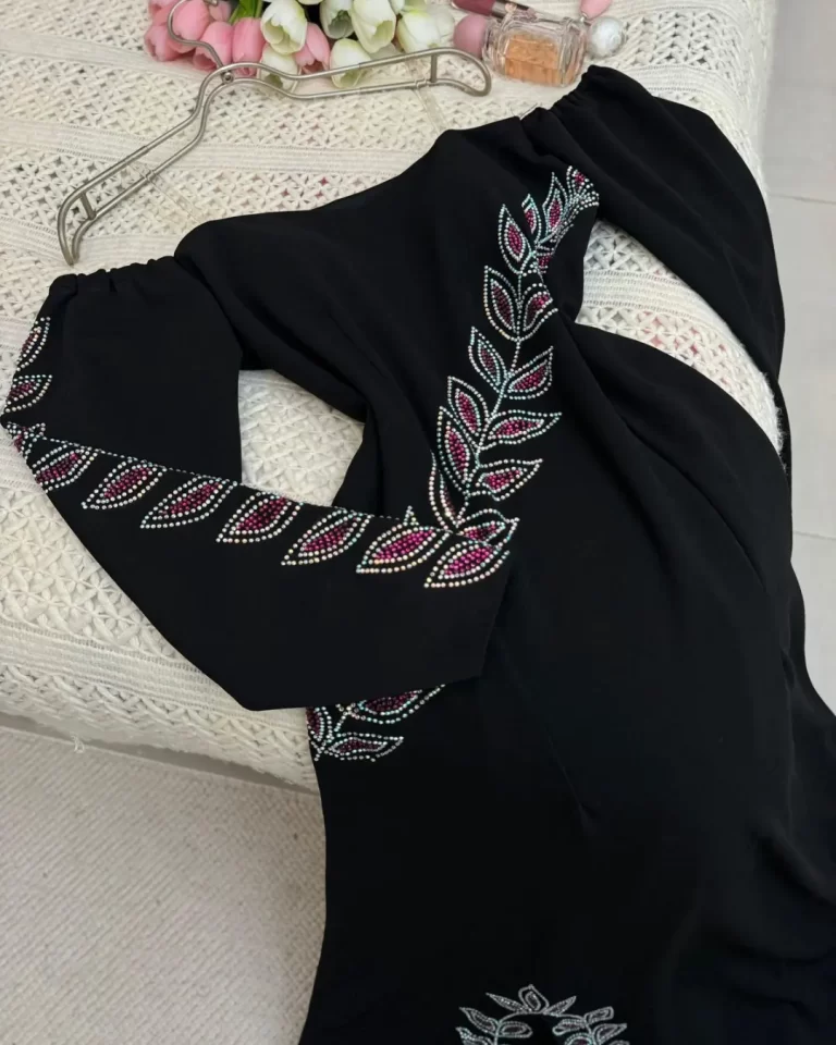 ⁦فستان سهرة لون اسود طويل⁩ - الصورة ⁦3⁩