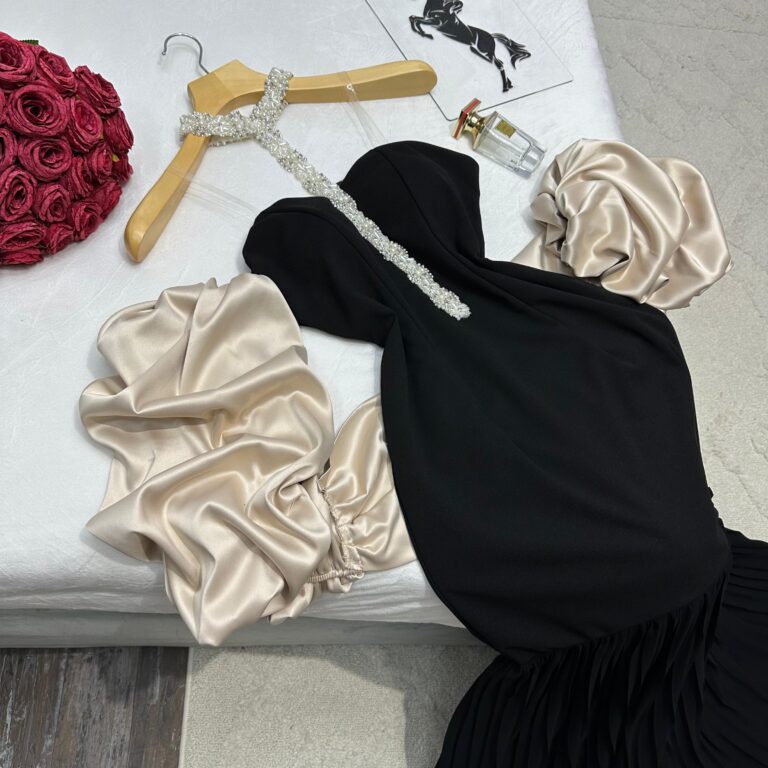 ⁦فستان سهرة اسود كريب لكرا⁩ - الصورة ⁦3⁩