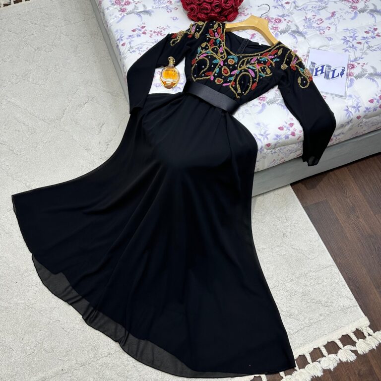 ⁦فستان سهرة اسود ناعم⁩ - الصورة ⁦3⁩