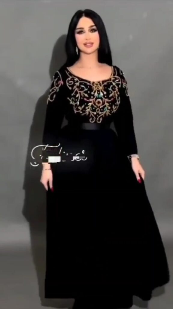 ⁦فستان سهرة اسود ناعم⁩ - الصورة ⁦5⁩