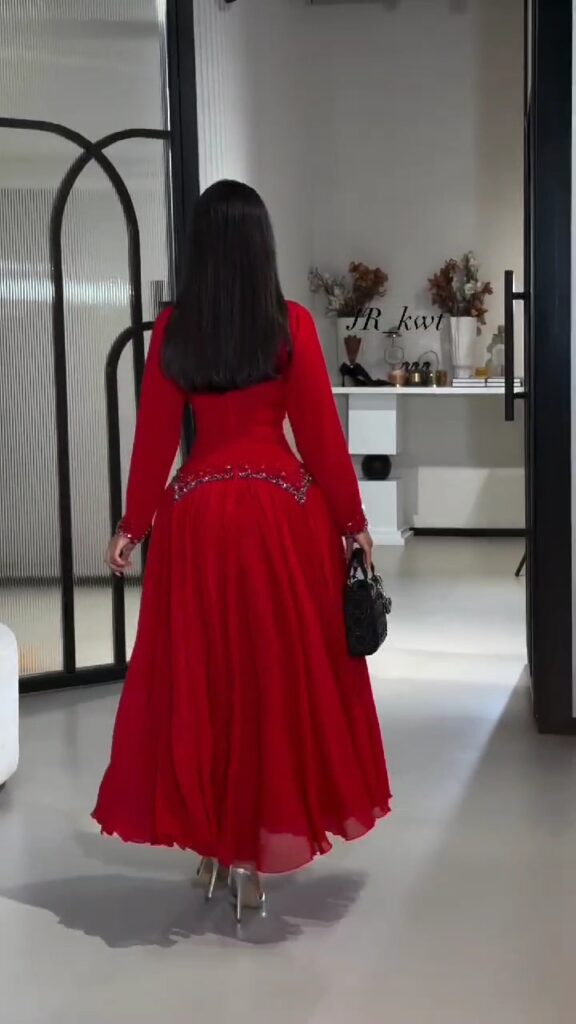 ⁦فستان سهرة لون أحمر طويل⁩ - الصورة ⁦7⁩