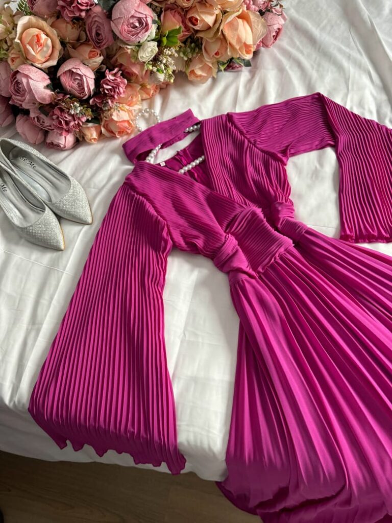 ⁦فستان سهرة لون اوفوايت فوشي⁩ - الصورة ⁦3⁩