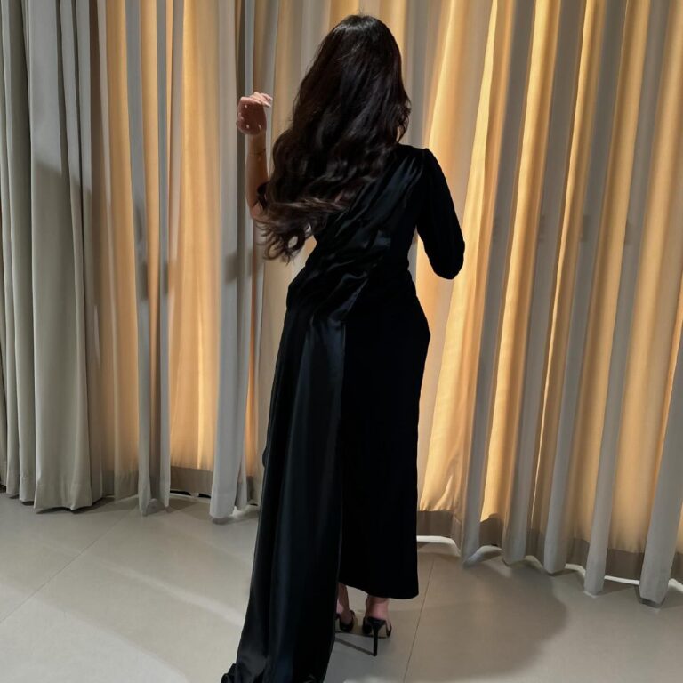 ⁦فستان سهرة اسود أنيق⁩ - الصورة ⁦8⁩
