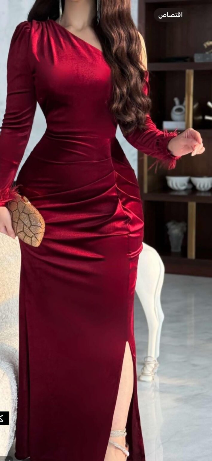 ⁦فستان سهرة مخمل لون أحمر⁩ - الصورة ⁦2⁩