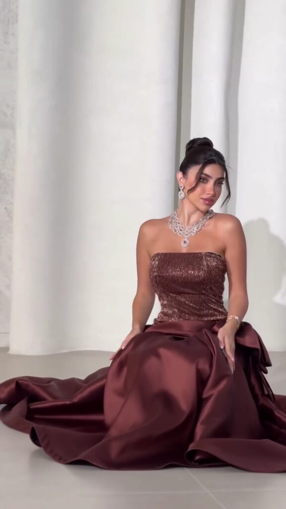 ⁦فستان سهرة فاخر بني داكن،  بدون أكمام⁩ - الصورة ⁦3⁩