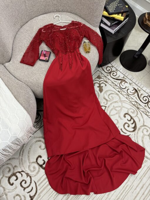 ⁦فستان سهرة لون أحمر⁩ - الصورة ⁦2⁩