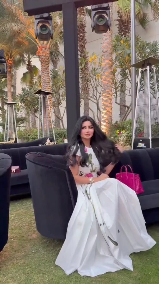 ⁦فستان مشاهير ناعم⁩ - الصورة ⁦2⁩