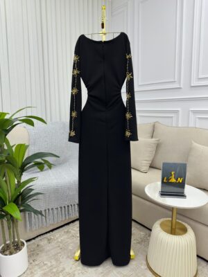⁦فستان سهرة أسود فاخر بتطريزات ذهبية وفتحة أمامية جذابة⁩ - الصورة ⁦2⁩
