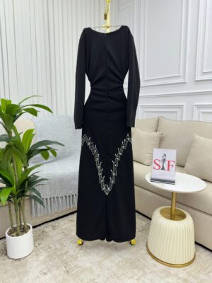 ⁦فستان أنيق أسود بتطريز فضي أنيق لإطلالة راقية ومتميزة⁩ - الصورة ⁦2⁩