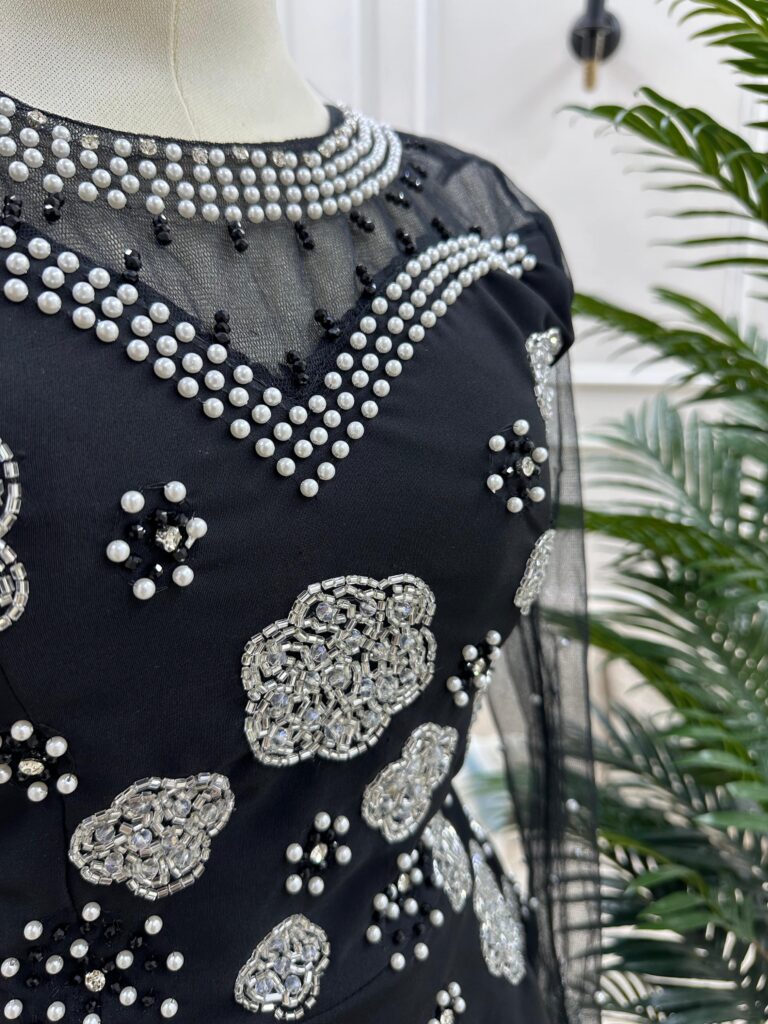 ⁦فستان سهرة بلون أسود طويل⁩ - الصورة ⁦4⁩