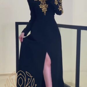 فستان سهرة أسود فاخر بتطريزات ذهبية وفتحة أمامية جذابة