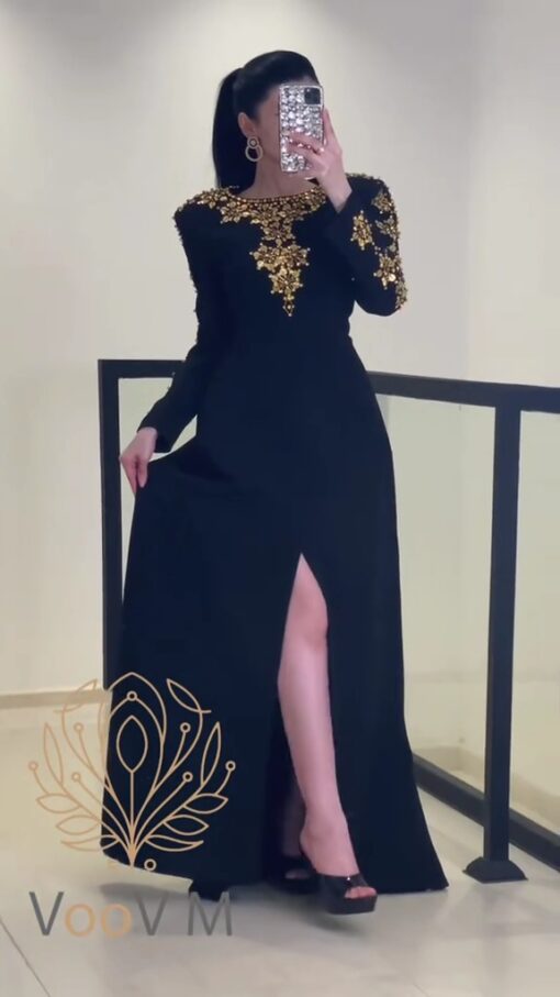 فستان سهرة أسود فاخر بتطريزات ذهبية وفتحة أمامية جذابة