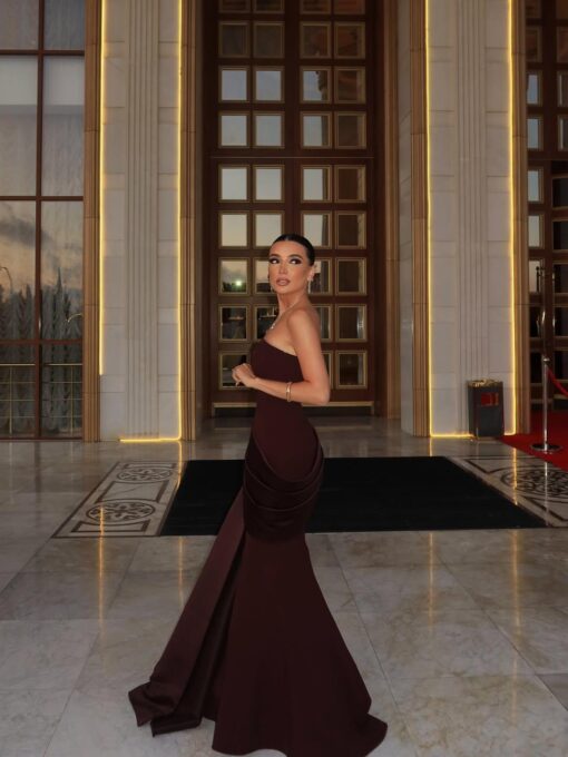⁦فستان بني داكن يناسب المناسبات الرسمية الفاخرة"⁩ - الصورة ⁦5⁩