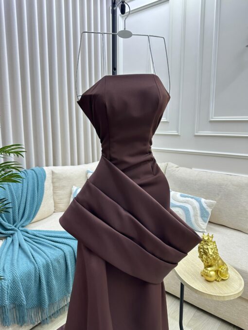 ⁦فستان بني داكن يناسب المناسبات الرسمية الفاخرة"⁩ - الصورة ⁦3⁩