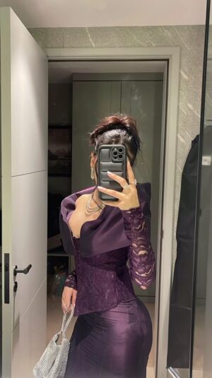 ⁦فستان سهرة بنفسجي بكم دانتيل وتصميم ملكي بأكتاف عريضة⁩ - الصورة ⁦2⁩