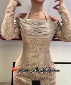فستان سهرة طويل بالدانتيل البيج مع تصميم مبتكر