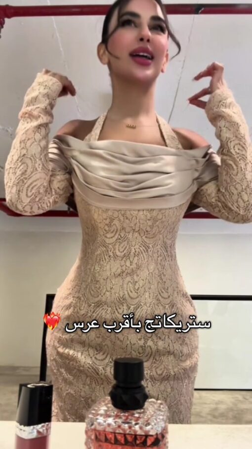 فستان سهرة طويل بالدانتيل البيج مع تصميم مبتكر