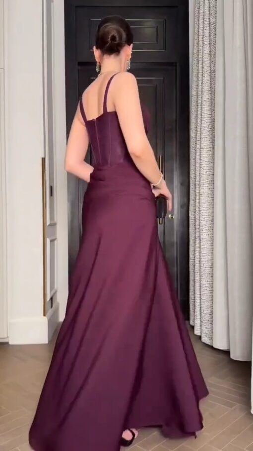 ⁦فستان سهرة عنابي أنيق⁩ - الصورة ⁦7⁩