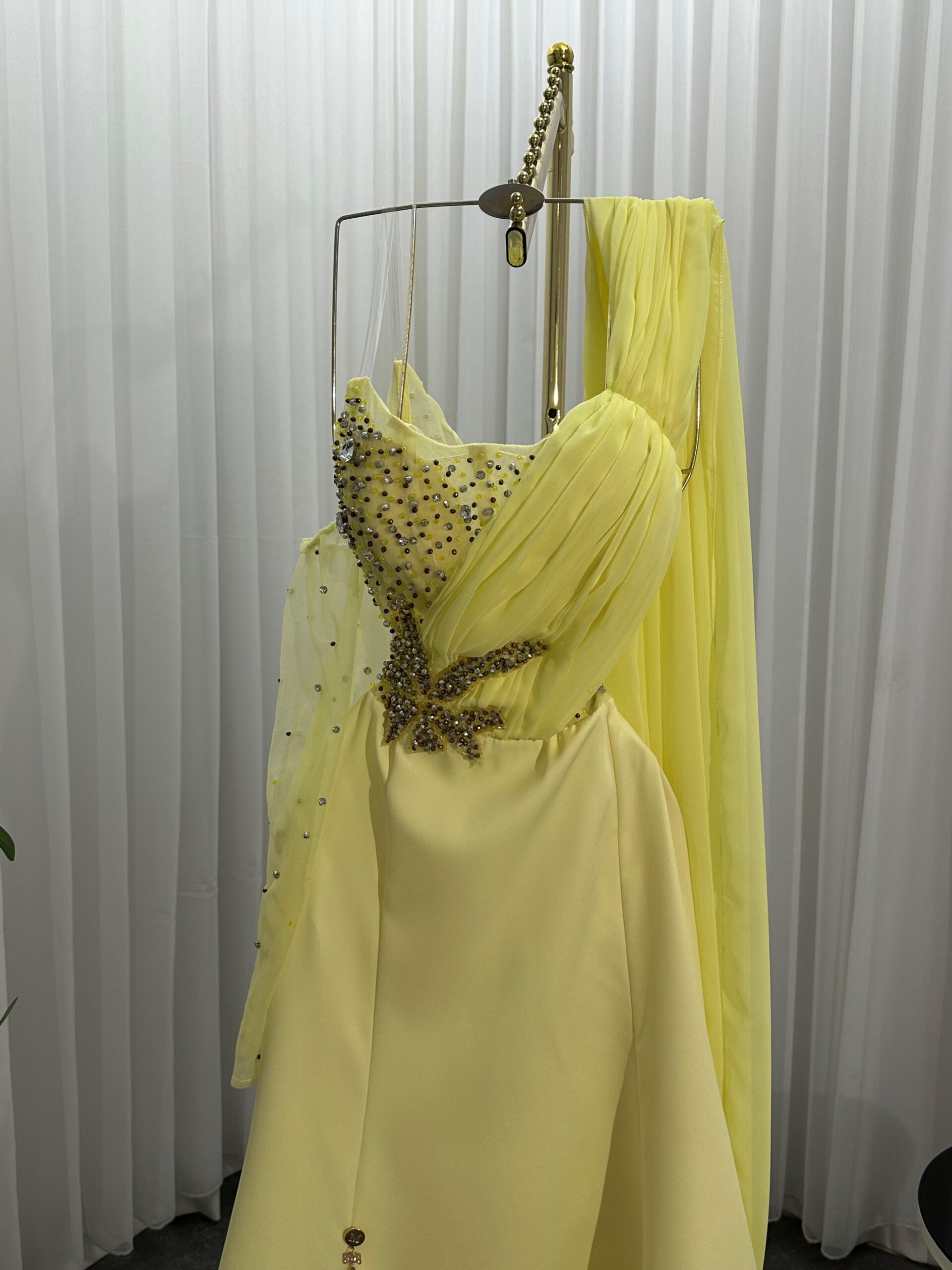 فستان سهرة لون أصفر - الصورة 2