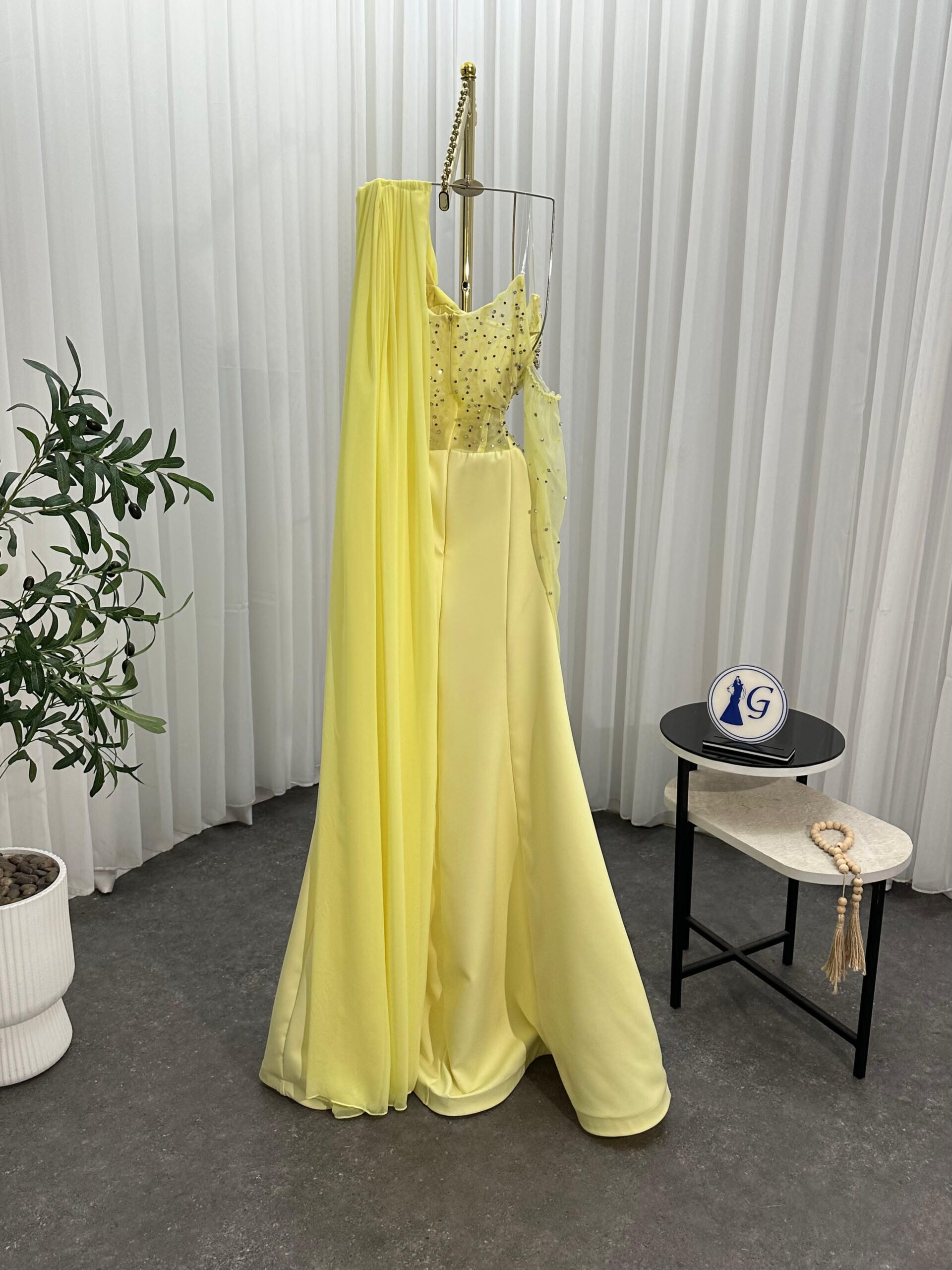 فستان سهرة لون أصفر - الصورة 4