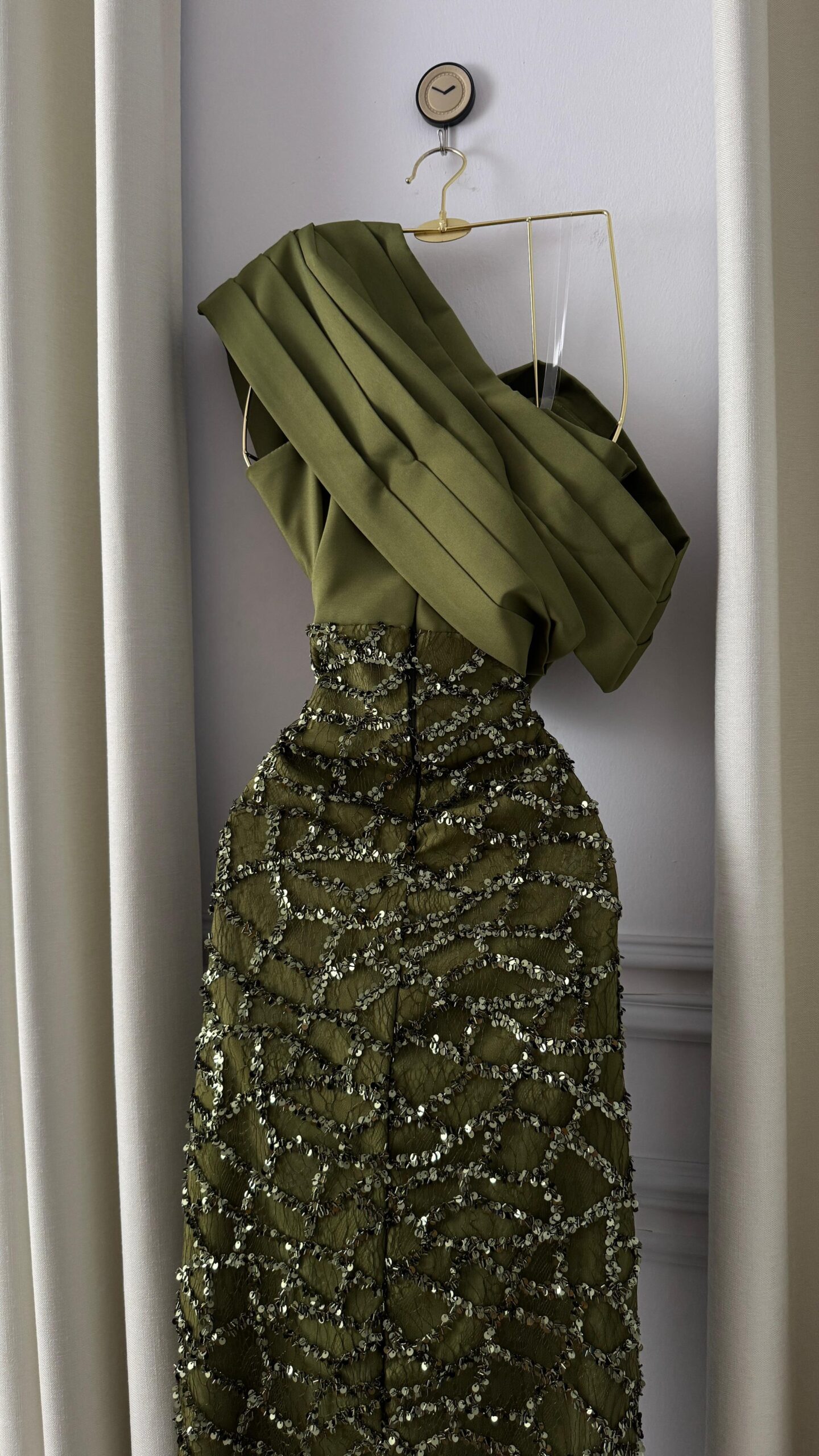 فساتين كتف واحد لون زيتوني - الصورة 4