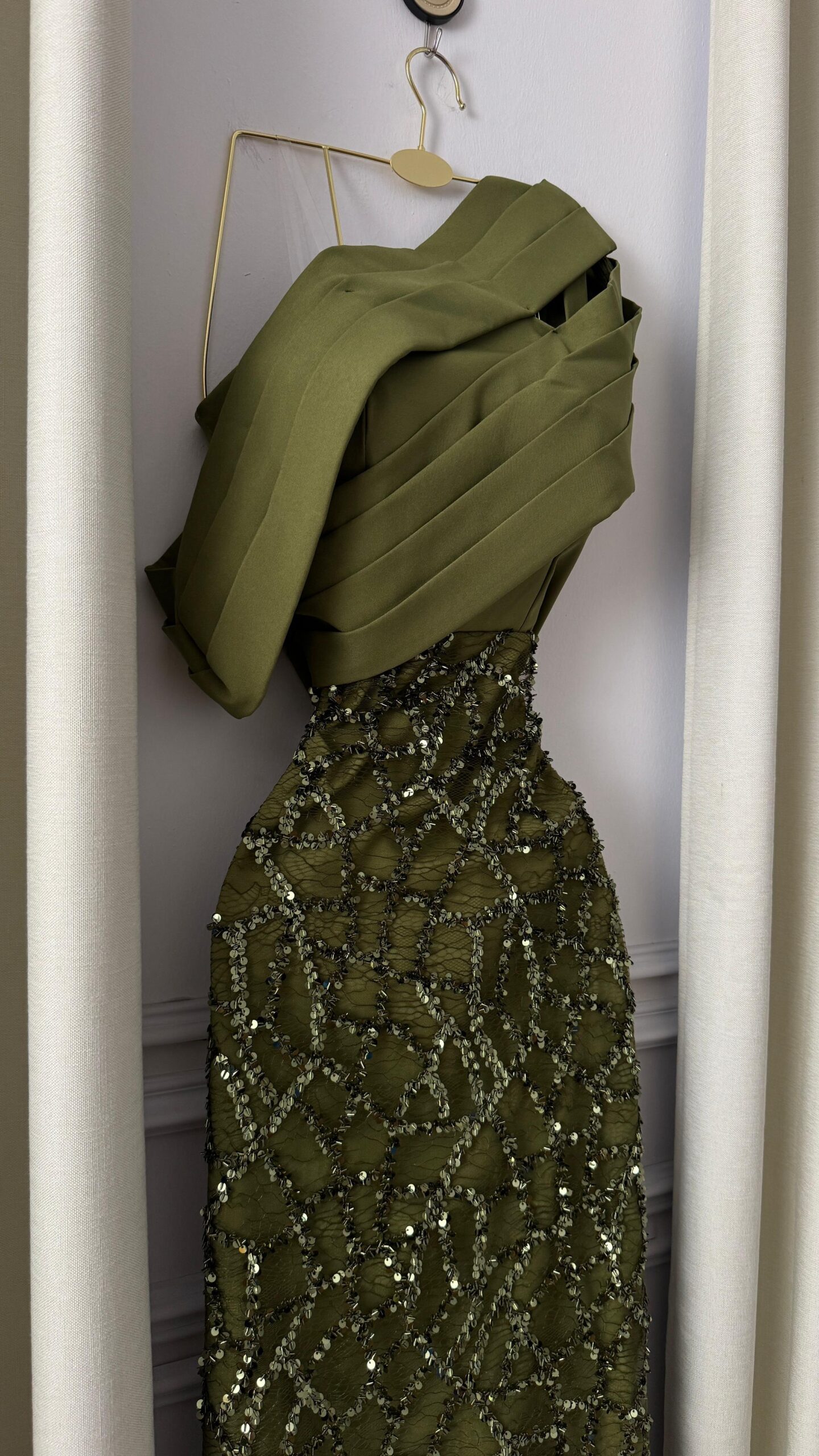 فساتين كتف واحد لون زيتوني - الصورة 3