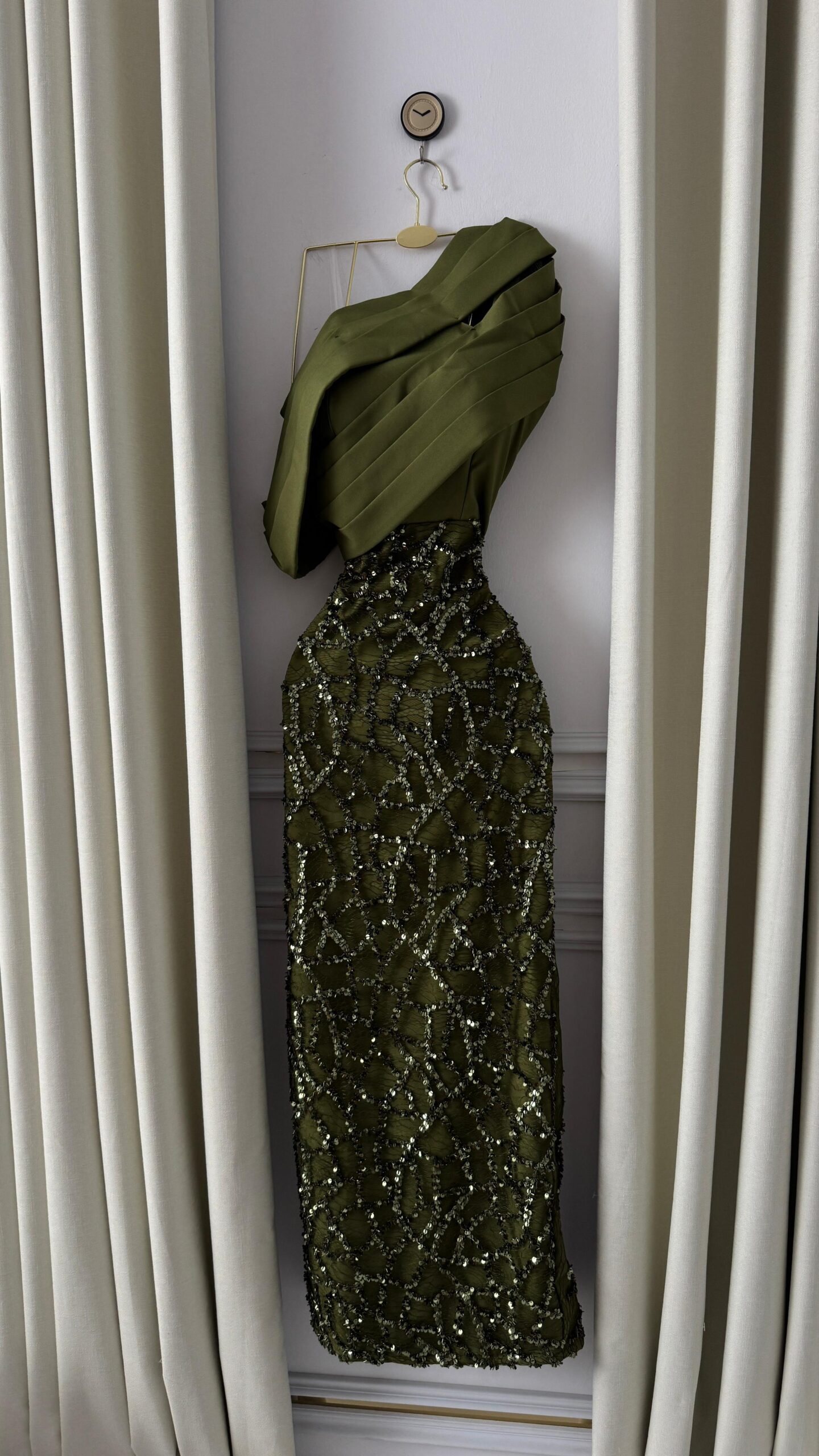 فساتين كتف واحد لون زيتوني - الصورة 2