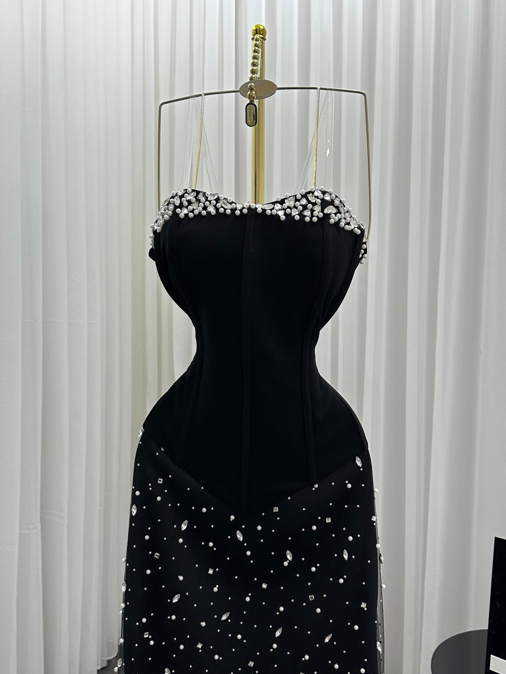 أجمل فستان سهرة أسود - الصورة 2