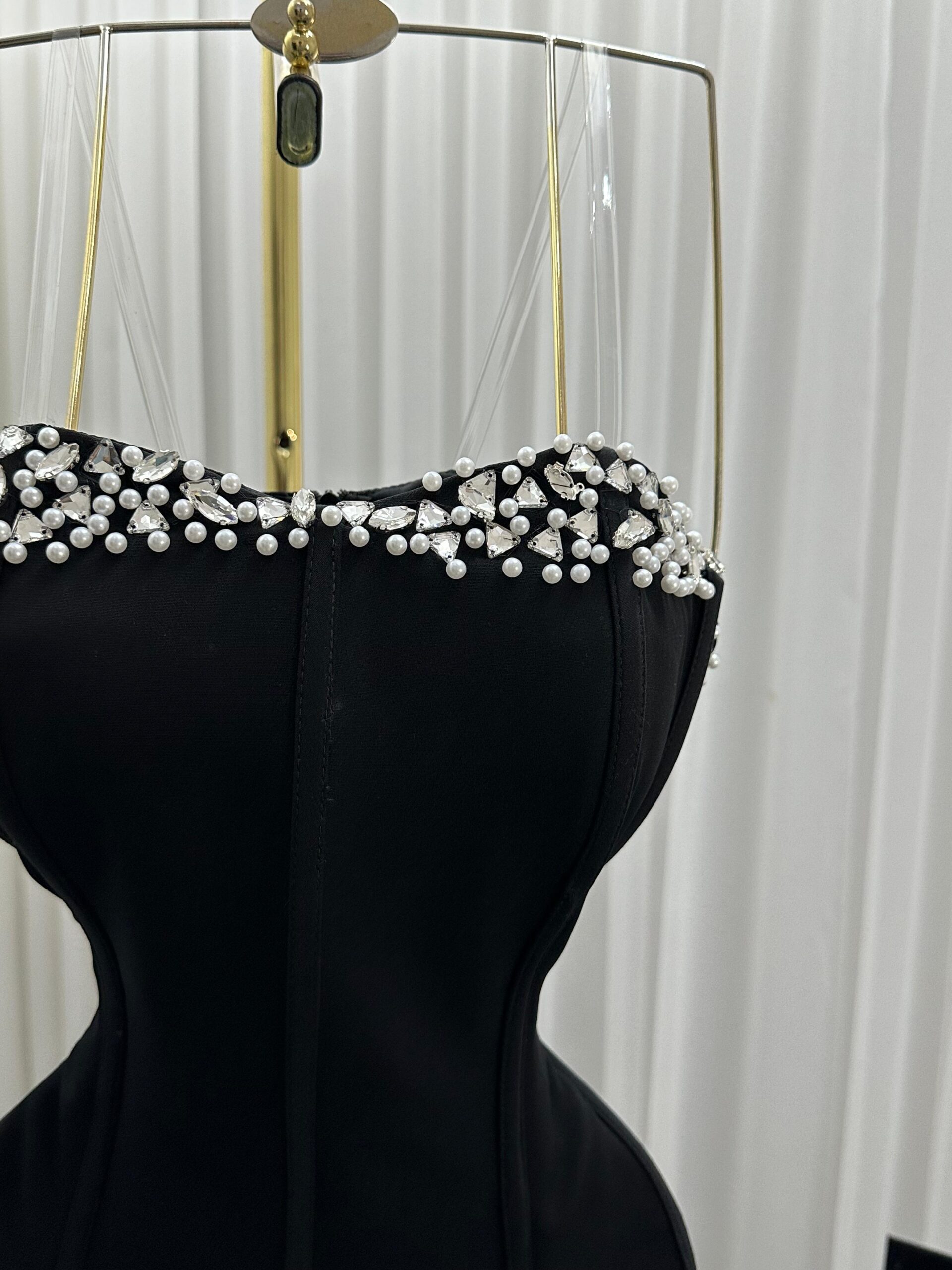 أجمل فستان سهرة أسود - الصورة 4