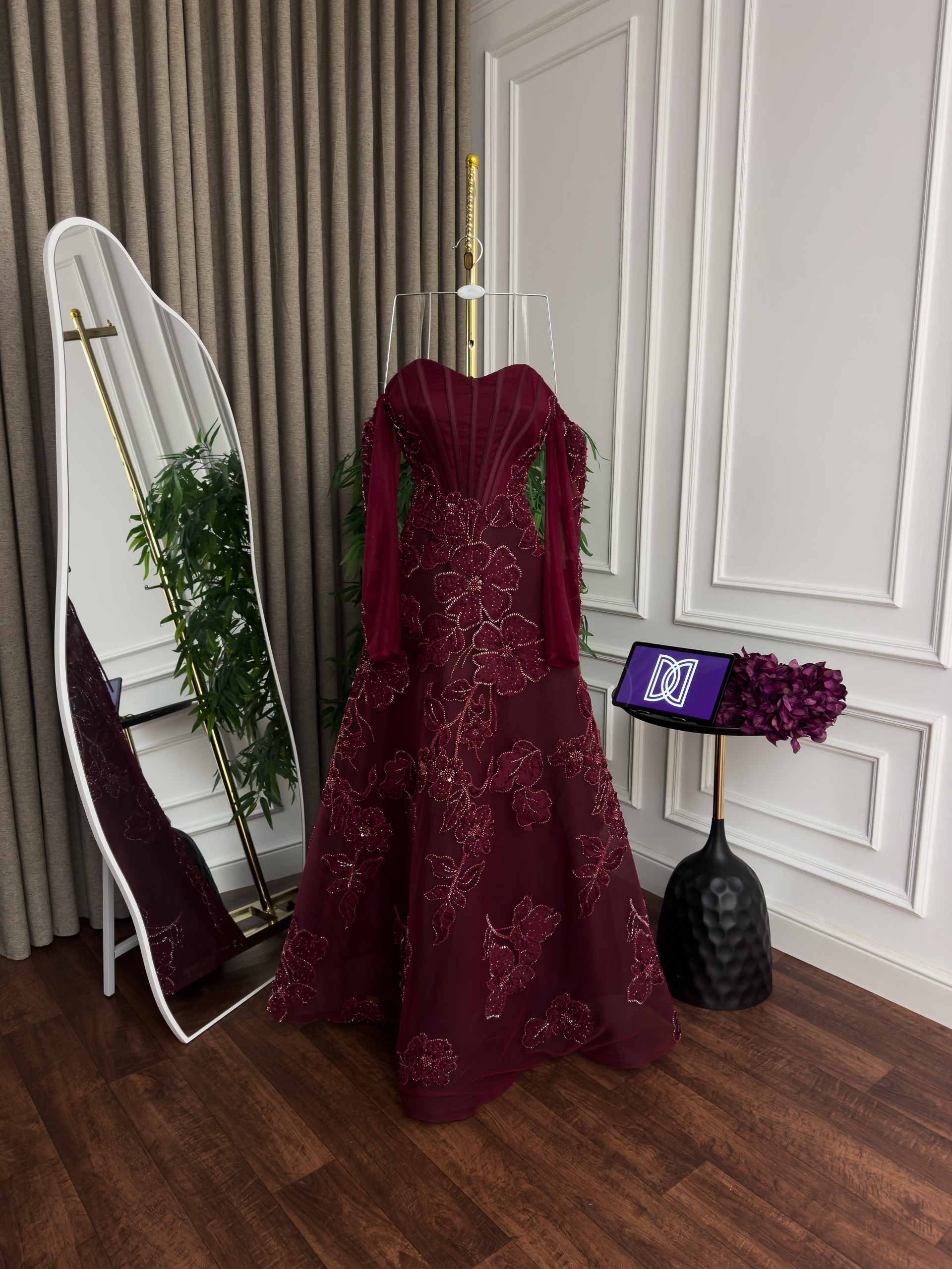 فستان خمري فاخر إطلالة أنثوية بأناقة لا تُضاهى - الصورة 3