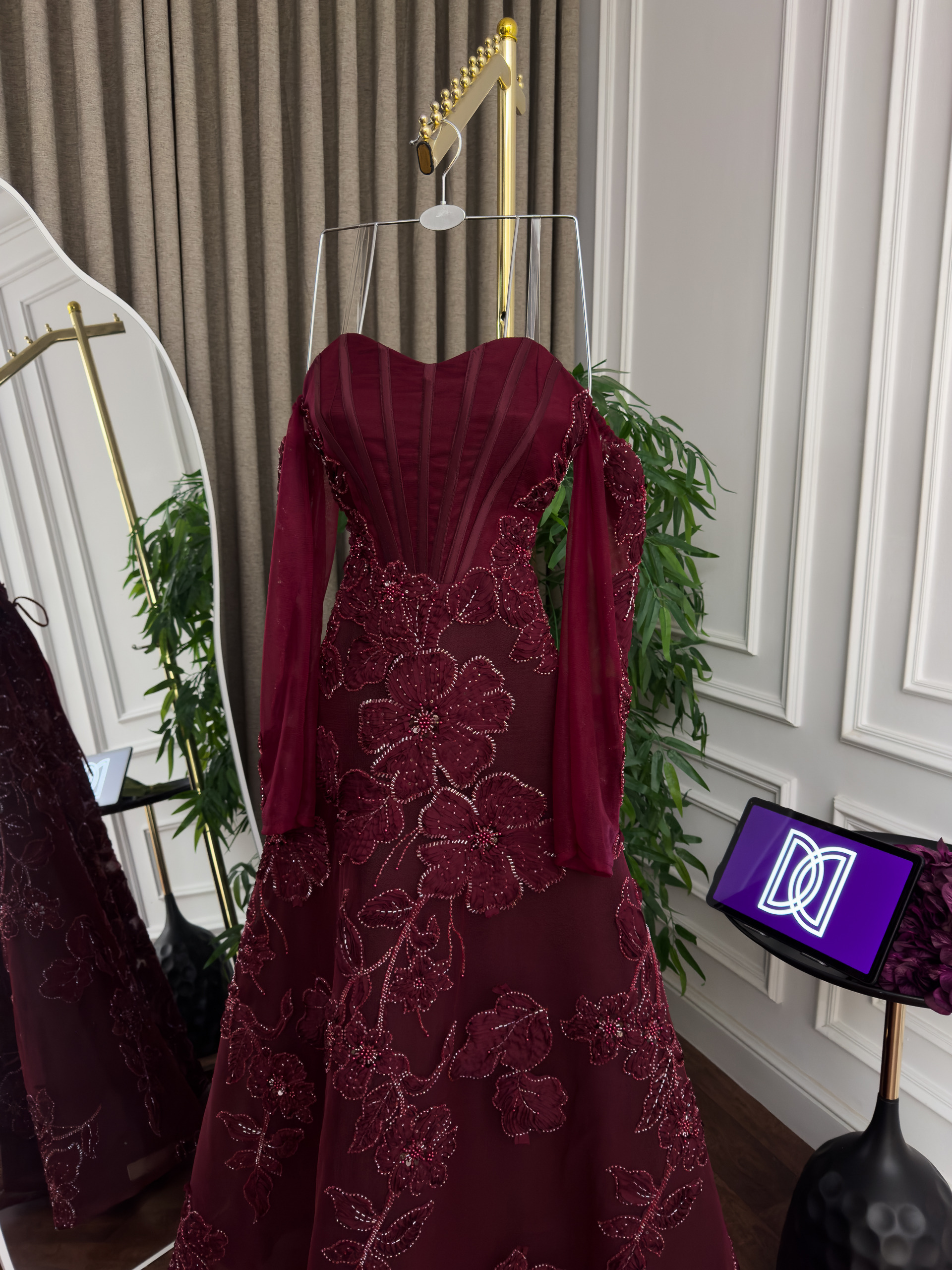 فستان خمري فاخر إطلالة أنثوية بأناقة لا تُضاهى - الصورة 4