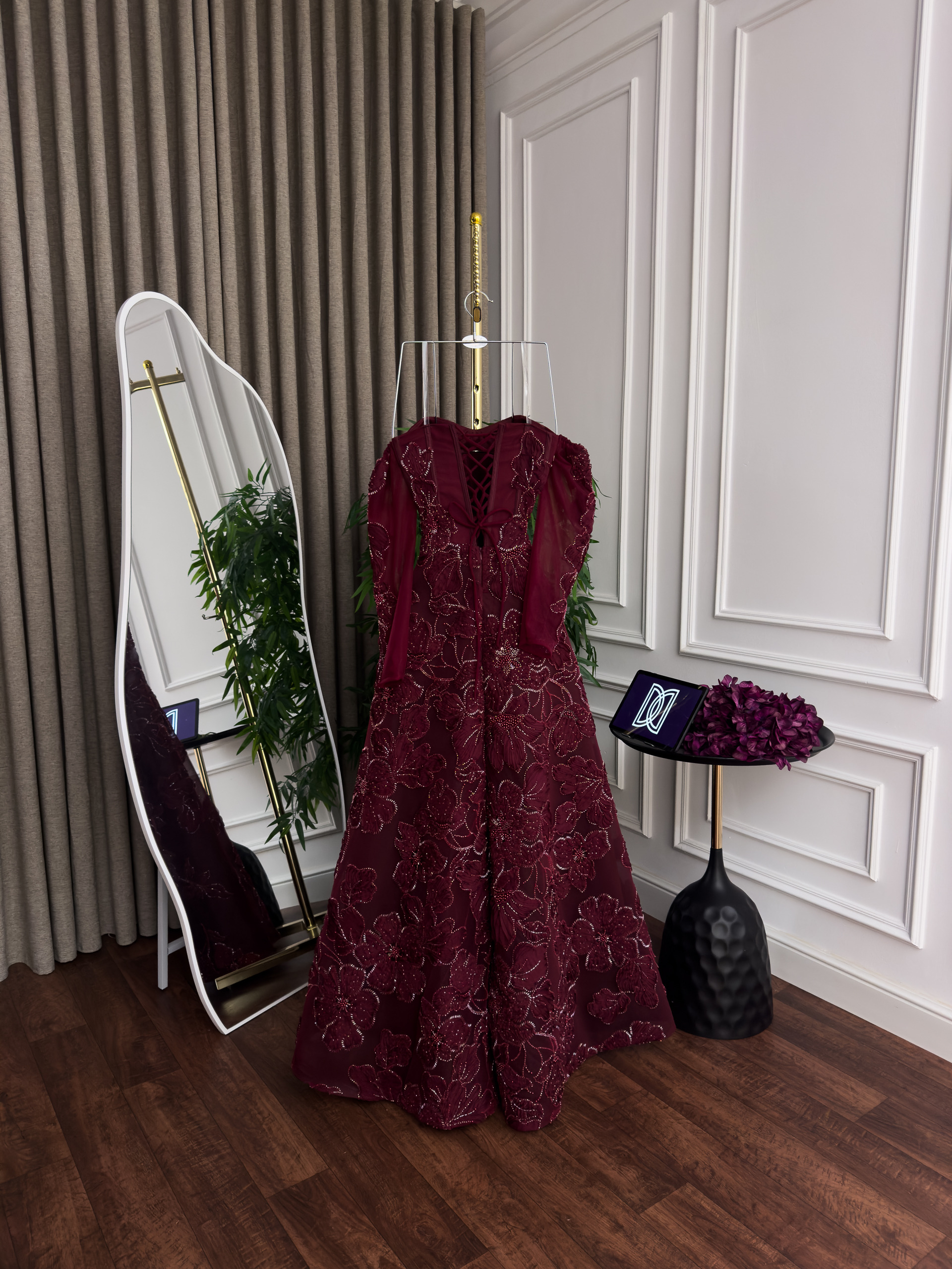 فستان خمري فاخر إطلالة أنثوية بأناقة لا تُضاهى - الصورة 2