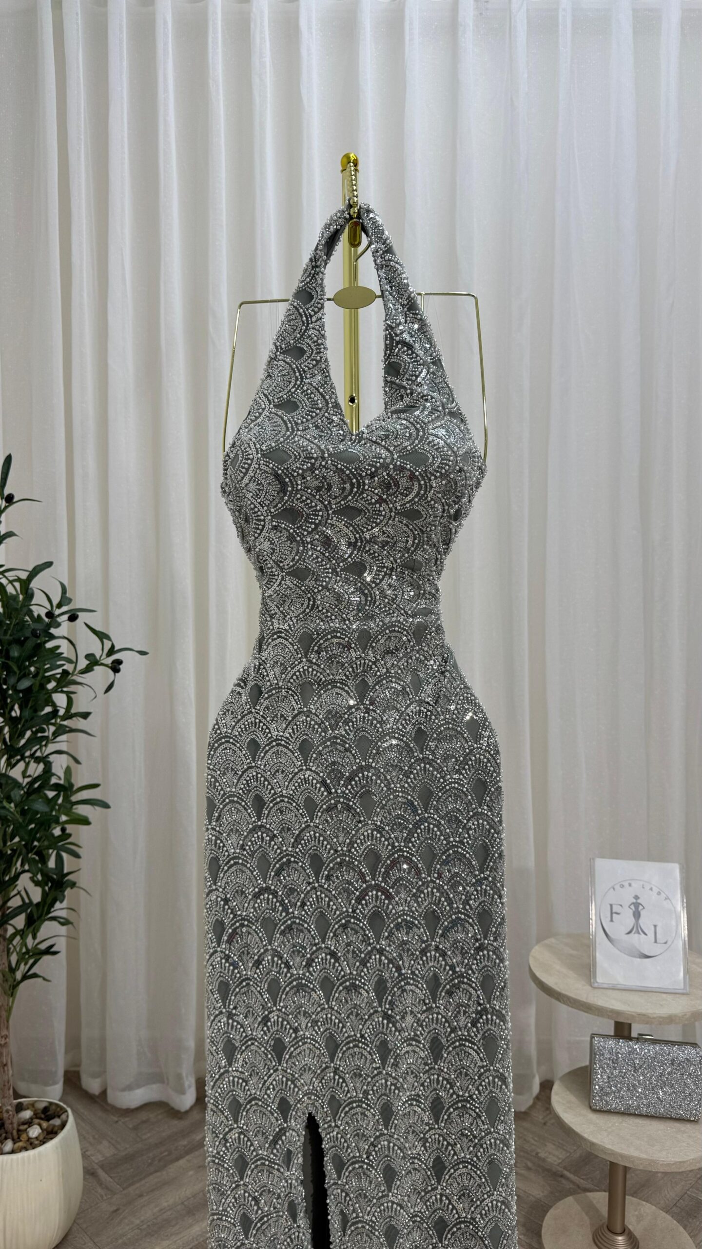 فستان فضي لامع تألقي بإطلالة ساحرة - الصورة 2