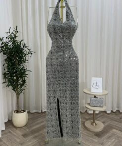 فستان فضي لامع تألقي بإطلالة ساحرة