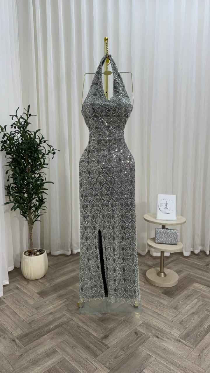 فستان فضي لامع تألقي بإطلالة ساحرة
