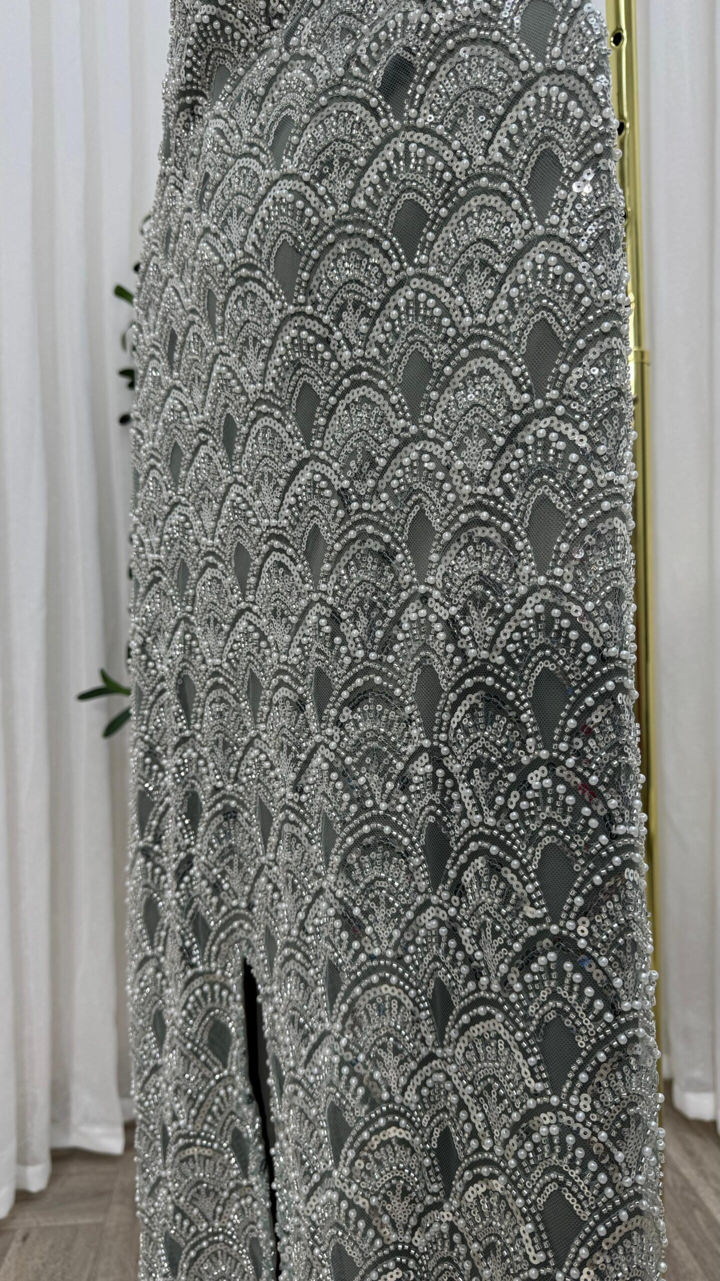 فستان فضي لامع تألقي بإطلالة ساحرة - الصورة 3