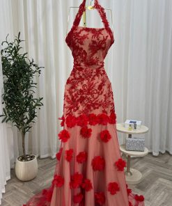 Alternative view of فستان سهرة مزخرف بالزهور الحمراء