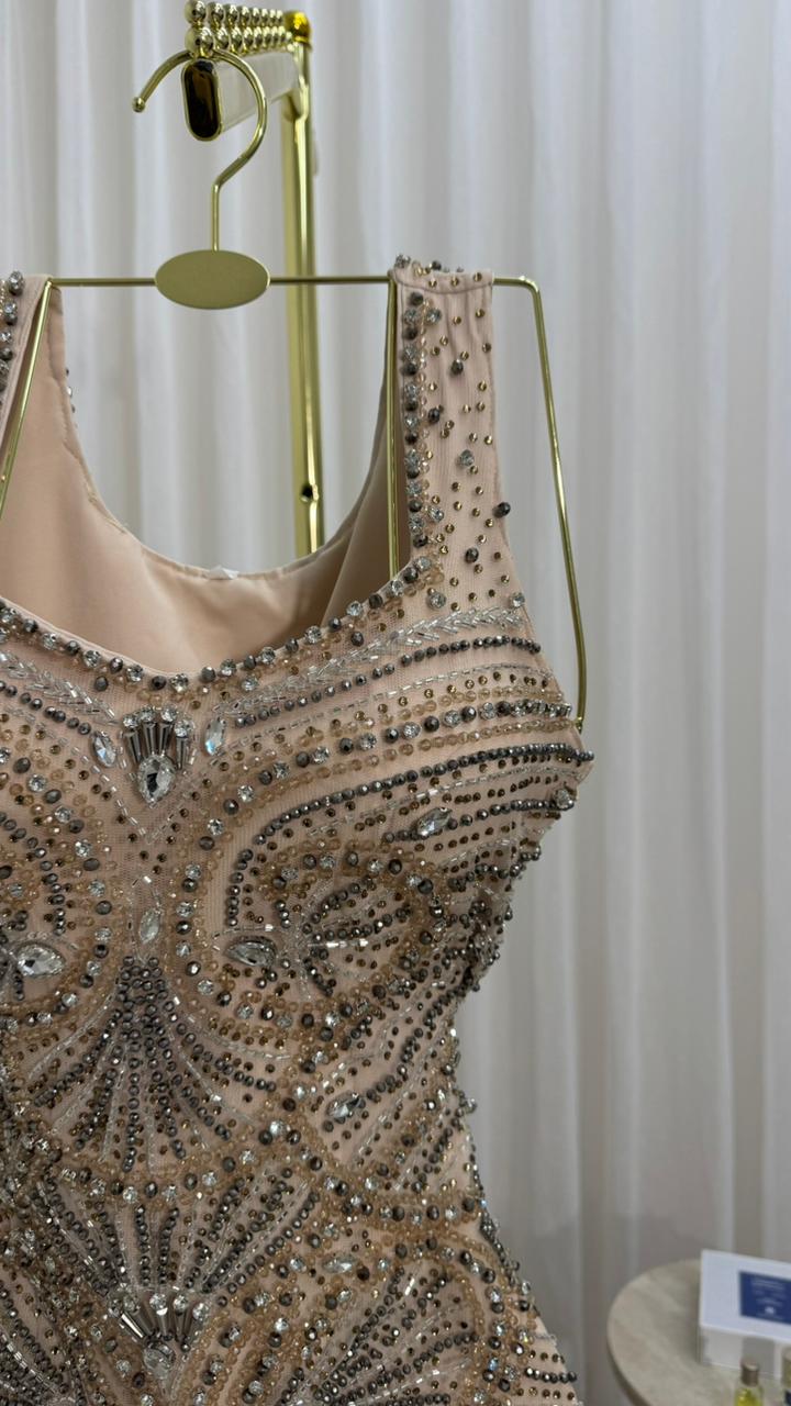 فستان سهرة طويل مطرز بالخرز لون شامبين فاخر - الصورة 5