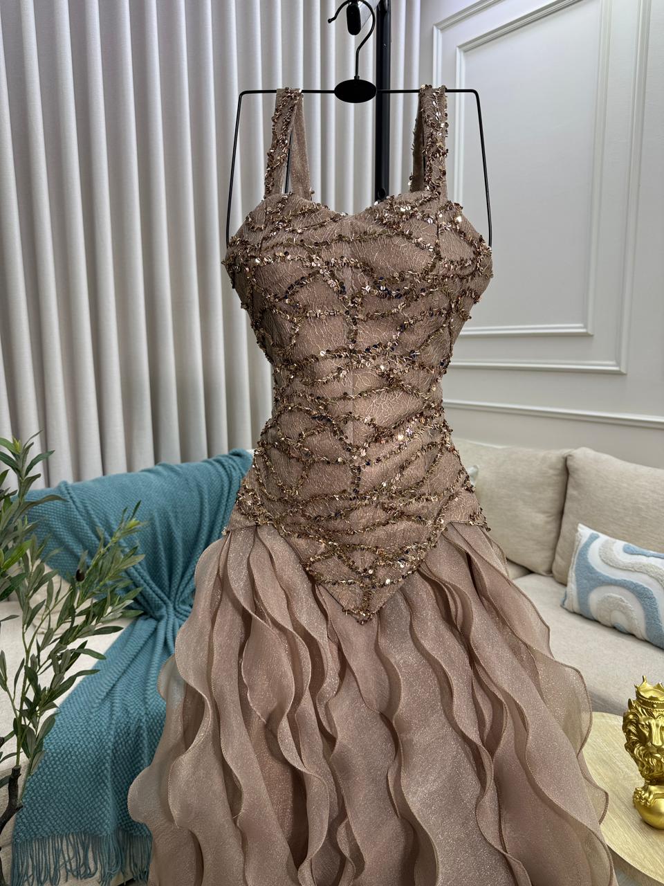 فستان سهرة فاخر مطرز بتصميم كورسيه وتنورة مموجة - الصورة 2