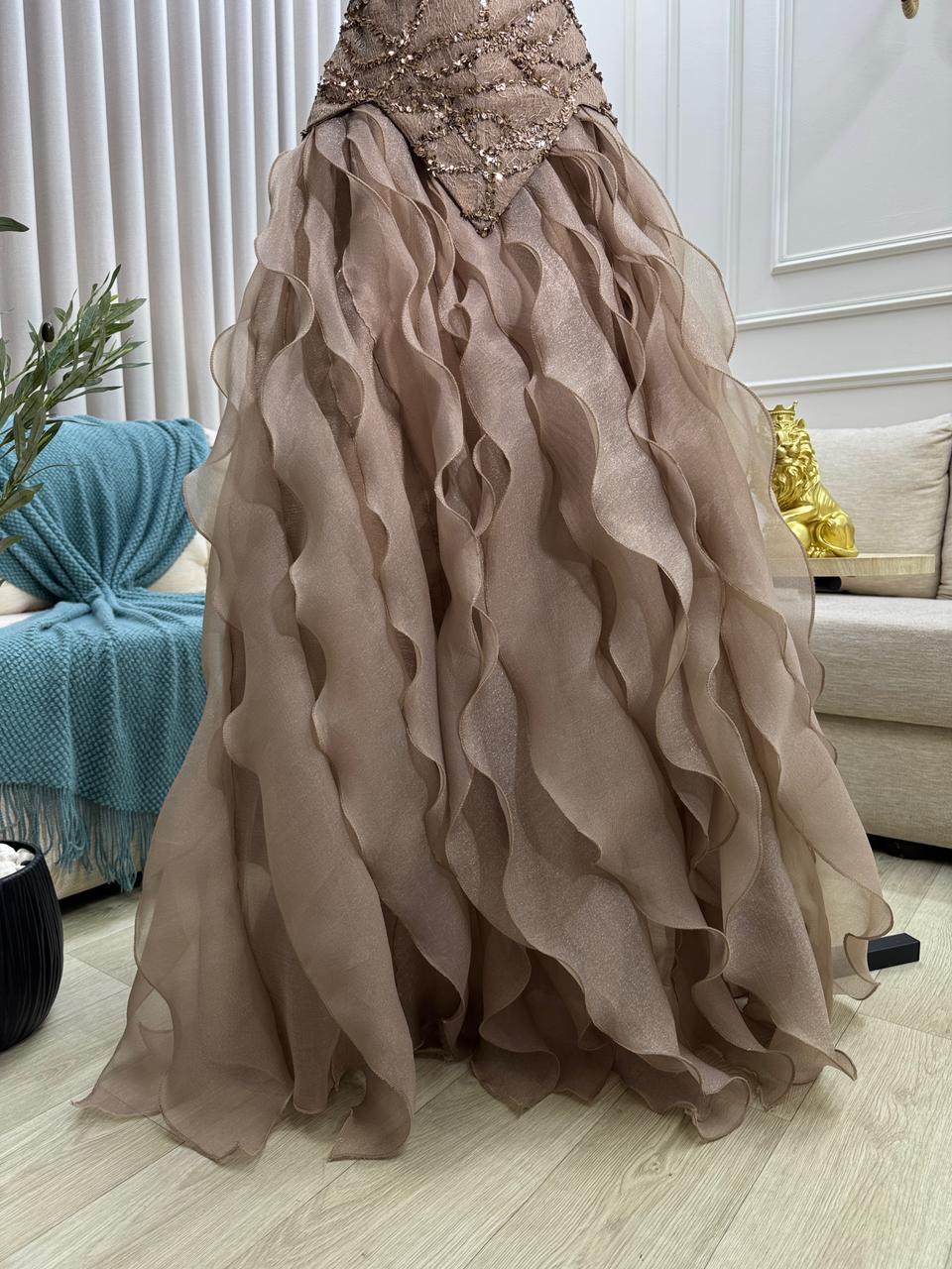 فستان سهرة فاخر مطرز بتصميم كورسيه وتنورة مموجة - الصورة 3