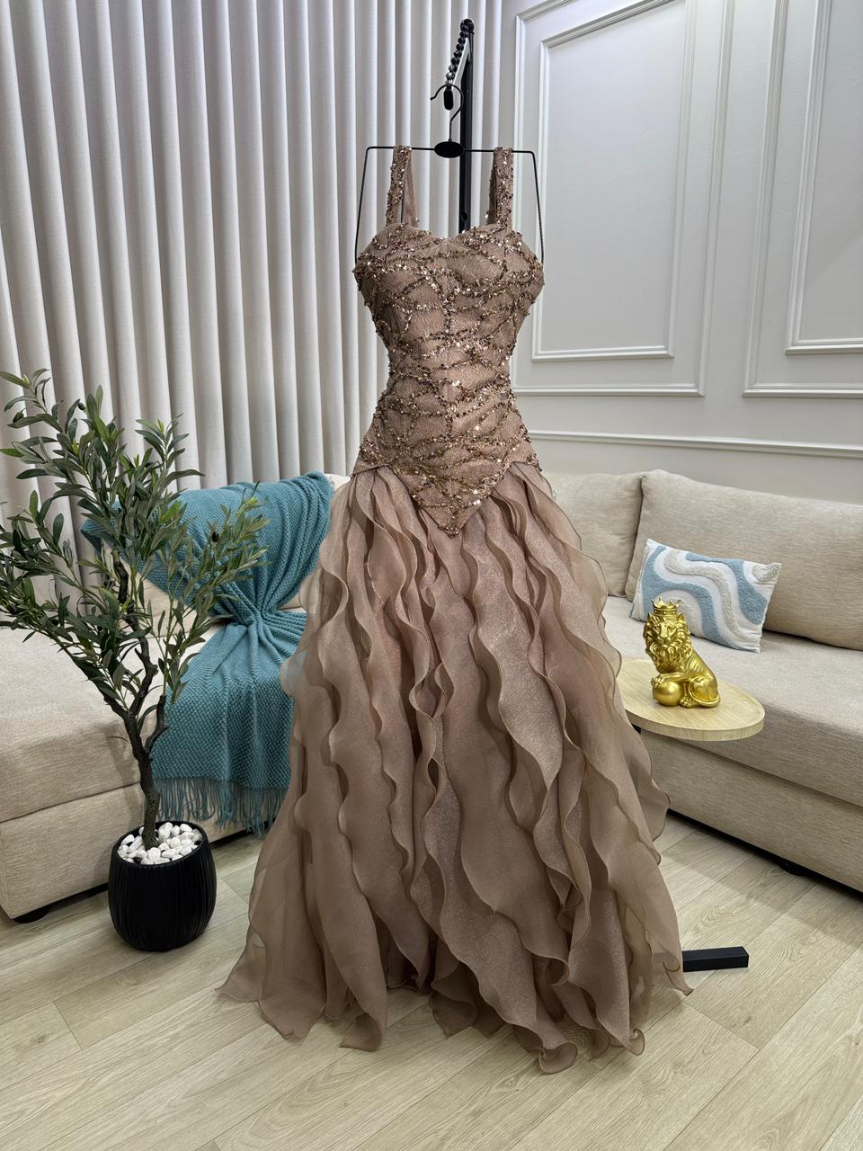 فستان سهرة فاخر مطرز بتصميم كورسيه وتنورة مموجة