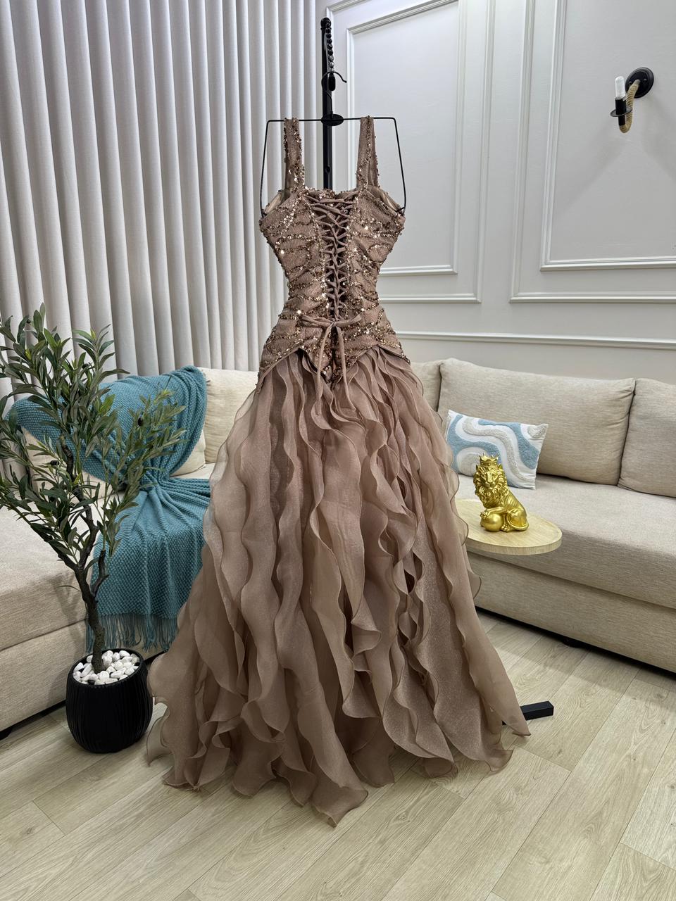 فستان سهرة فاخر مطرز بتصميم كورسيه وتنورة مموجة - الصورة 4